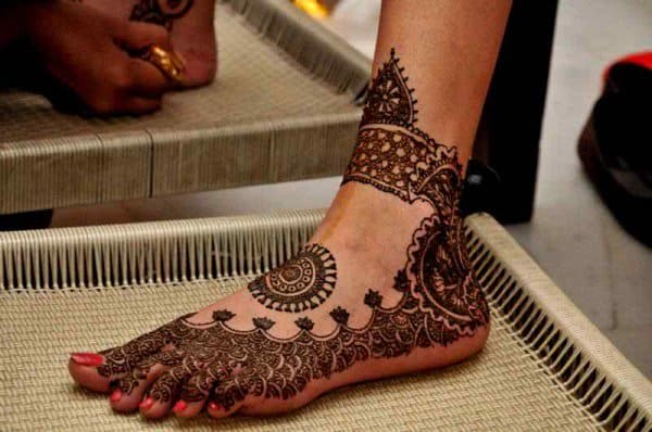 Easy Foot Circle Mehndi Designs for Brides