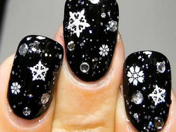 30 Attention-Grabbing Christmas Nail Designs – SheIdeas