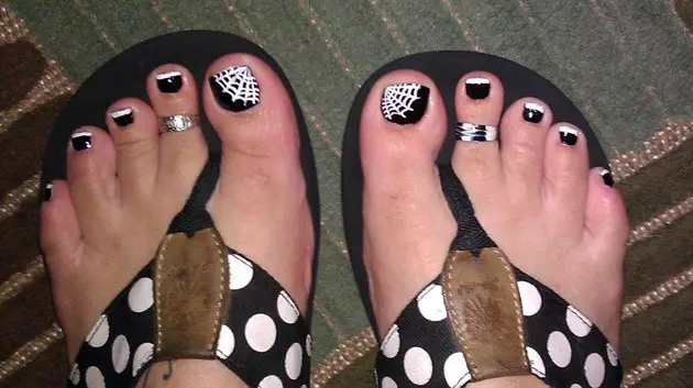 spider-web-halloween-toe-nail-art-designs