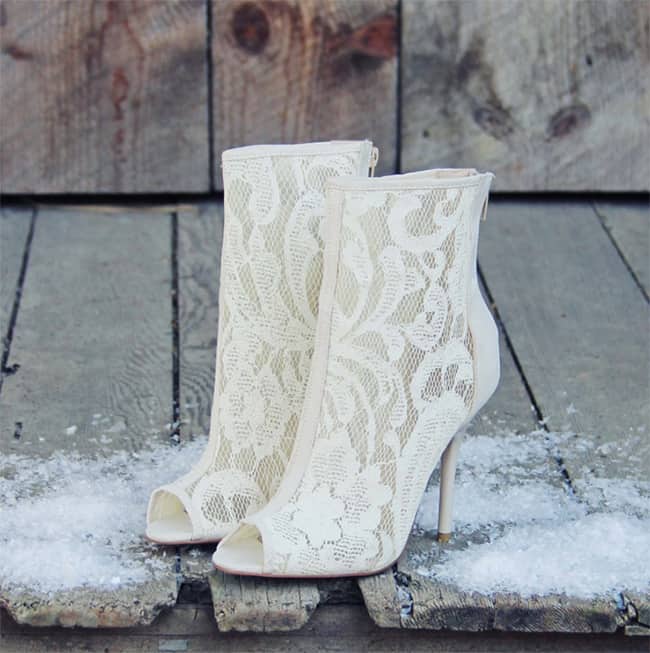 beautiful-white-winter-bridal-shoes-trend