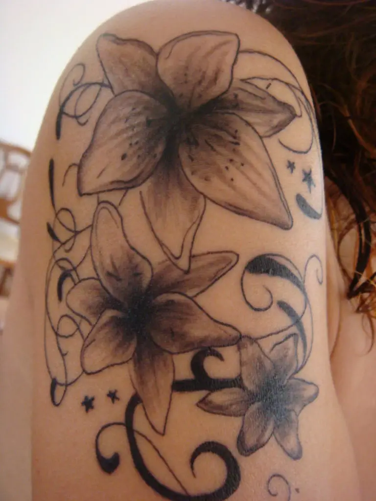 35 Beautiful Lily Flower Tattoo Designs – SheIdeas