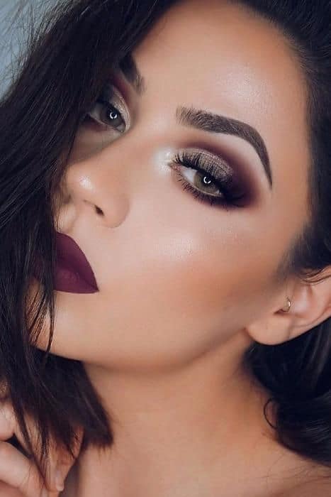  maquillage smokey eye pour robe bordeaux 