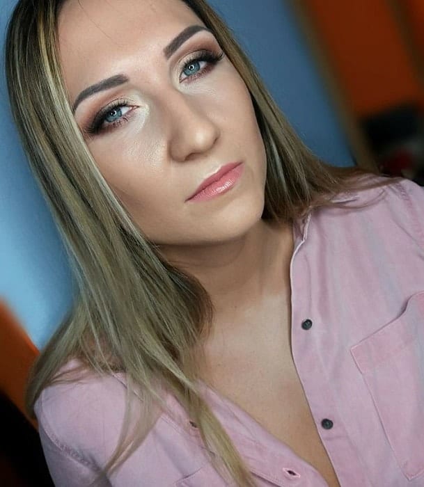 casual makeup for blonde with blue eyes