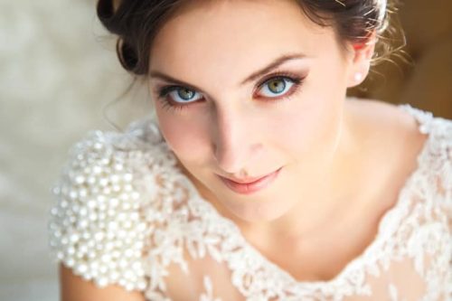 9 Extravagant Makeup Looks to Go with White Dress