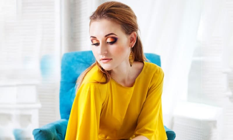 makeup looks for yellow dress